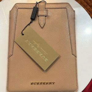 NEW BURBURRY SMALL IPOD/TABLET/PHONE CASE WITH BLACK LINING GOLD LETTER /CREAM